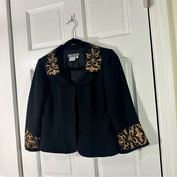 Black small jacket, Unwrinkled fabric, with gold embroidery that looks great - Picture 7 of 14